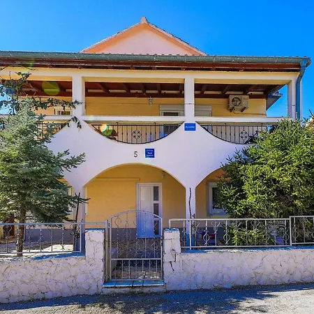 Okrug Gornji 51 別荘