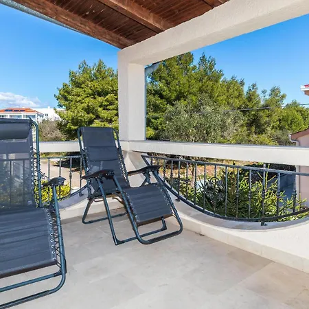 Okrug Gornji 51 トロギール