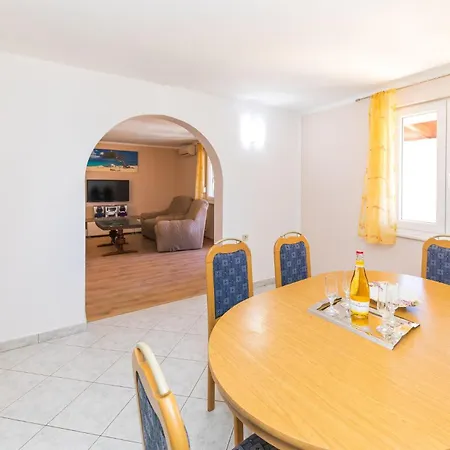 Okrug Gornji 51 * Trogir