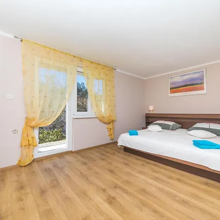 Awesome In Okrug Gornji With Kitchen *
