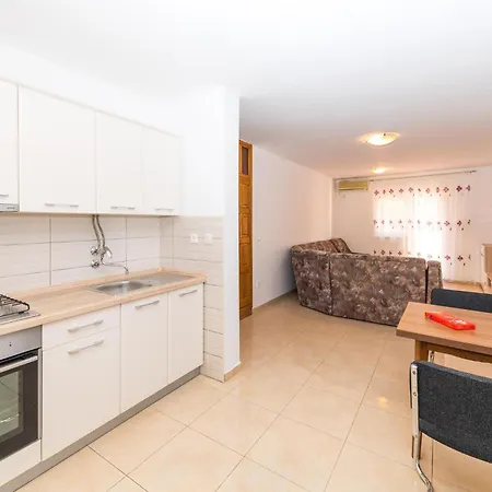 Awesome In Okrug Gornji With Kitchen *