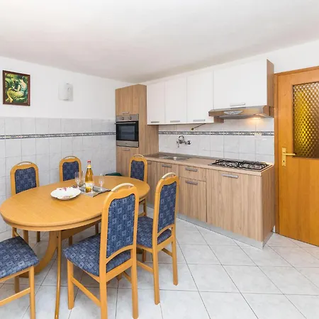 Holiday home Awesome In Okrug Gornji With Kitchen