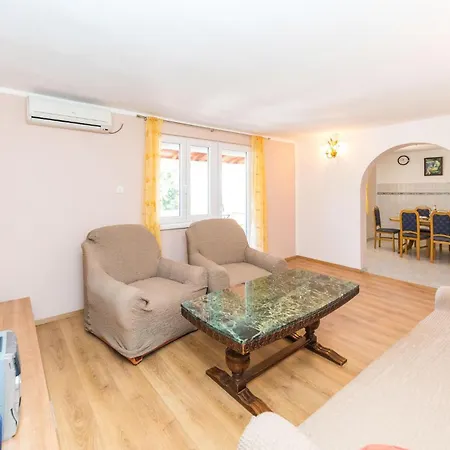 Awesome In Okrug Gornji With Kitchen Holiday home *