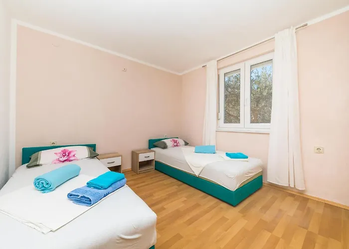 Okrug Gornji 51 * Trogir