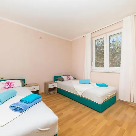 Okrug Gornji 51 * Трогір