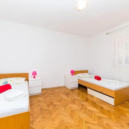 Dom wakacyjny Okrug Gornji 51 *